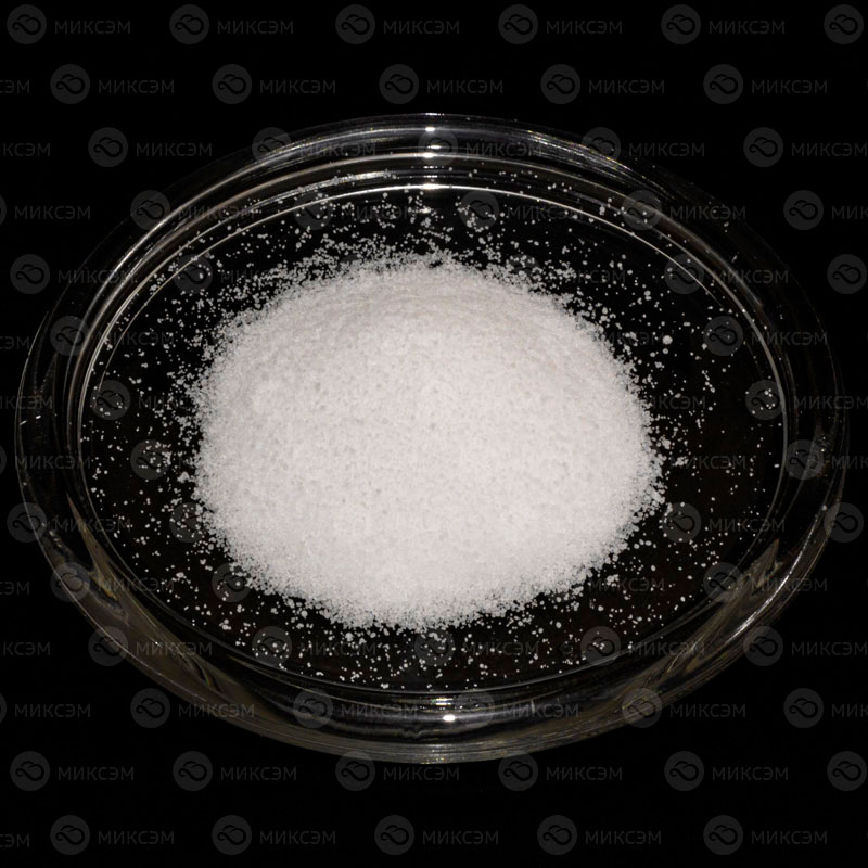 белый кристаллический, слегка гигроскопичный порошок без запаха. Водные растворы вследствие гидролиза имеют слабокислую реакцию; хорошо растворим в жидком аммиаке. Е510.